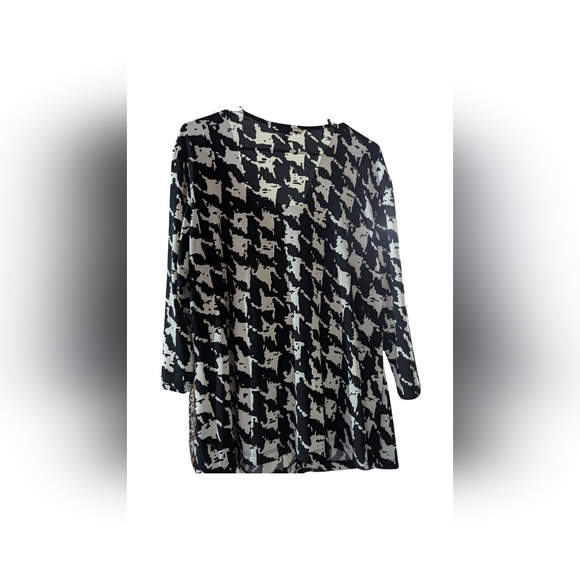 JM COLLECTION BLACK & WHITE HOUNDSTOOTH PRINT TOP W/BUCKLE SIZE 1X PRE-LOVED - Picture 2 of 4